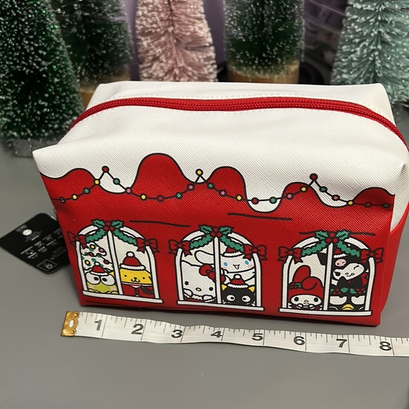 BioWorld Hello Kitty & Friends holiday cosmetic bag -HK - Picture 6 of 8